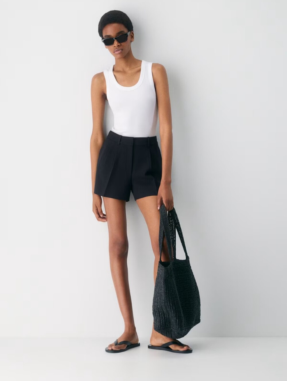 Aritzia Babaton Eversential Tailored Pleated Black High-Waist Women’s 6 Shorts